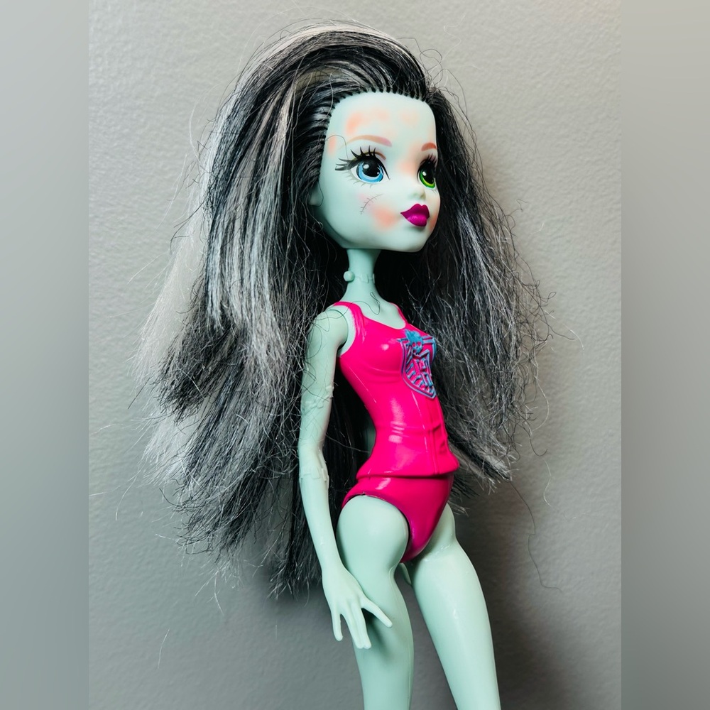 Monster High Doll Frankie Stein Cheerleader.